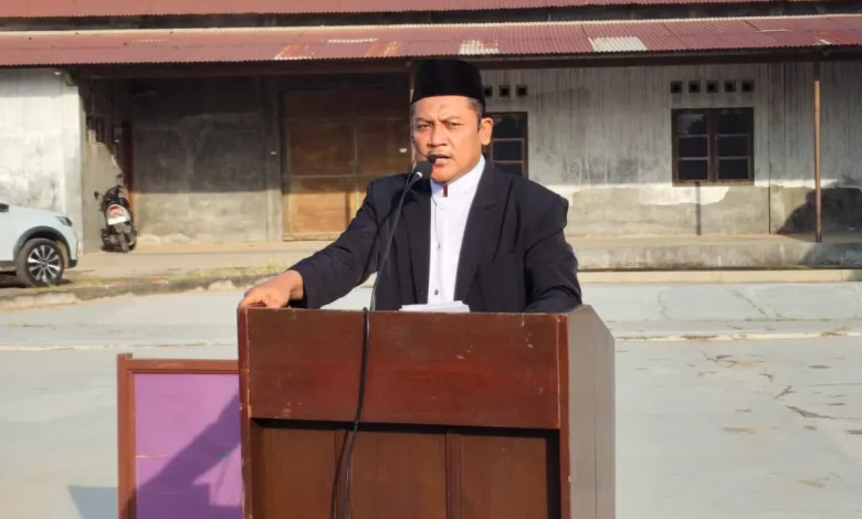 Seorang khatib menyampaikan khutbah Idulfitri usai Salat Idulfitri 1447 Hijriah di salah satu lokasi pelaksanaan Muhammadiyah Cabang Kangkung, Kendal.
