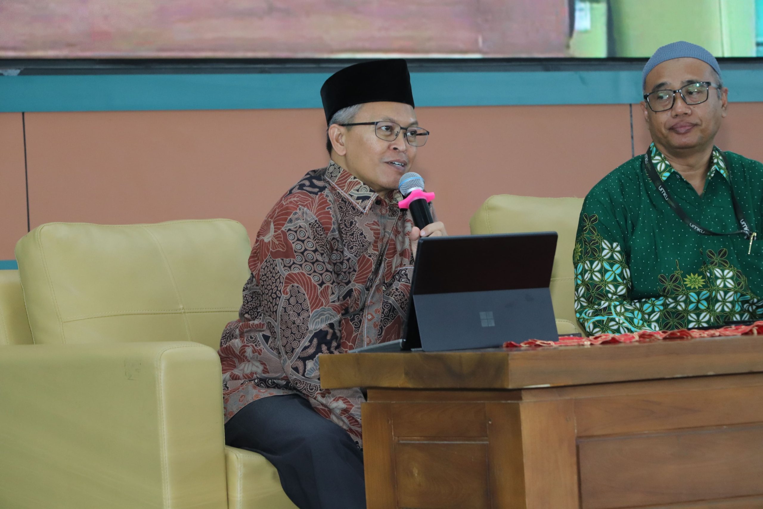 Prof. Dr. H. Zakiudin Baidowi, M.A., menyampaikan materi dalam Pengajian Ramadan PWM Jawa Tengah di UMKU, Kudus.