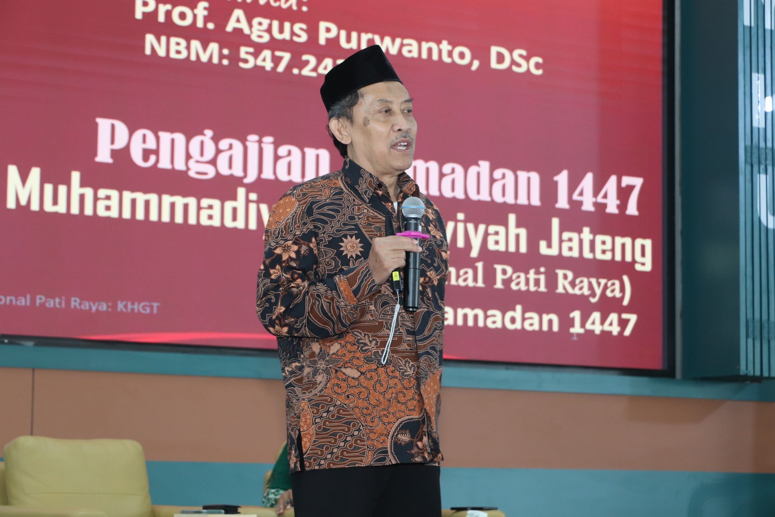 Prof Agus Purwanto menyampaikan materi dalam Pengajian Ramadan PWM Jawa Tengah Regional Pati Raya di UMKU.