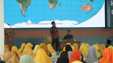 Suasana Pengajian Ramadan PWM Jawa Tengah Regional Pati Raya di UMKU saat pemateri menjelaskan materi KHGT di hadapan peserta.