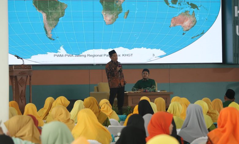 Suasana Pengajian Ramadan PWM Jawa Tengah Regional Pati Raya di UMKU saat pemateri menjelaskan materi KHGT di hadapan peserta.