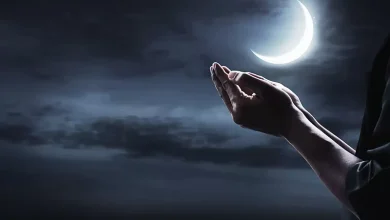 Ilustrasi seorang Muslim berdoa di bawah cahaya bulan sabit pada malam hari sebagai simbol ibadah dan pencarian Lailatulqadar di sepuluh malam terakhir Ramadan.