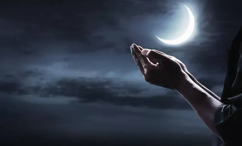 Ilustrasi seorang Muslim berdoa di bawah cahaya bulan sabit pada malam hari sebagai simbol ibadah dan pencarian Lailatulqadar di sepuluh malam terakhir Ramadan.