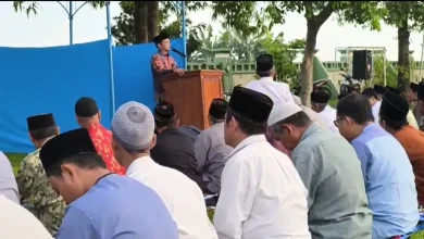 Khatib menyampaikan khutbah pada pelaksanaan Salat Idulfitri Muhammadiyah di Kendal, Jumat (20/3/2026), di hadapan jemaah yang memadati area salat terbuka.