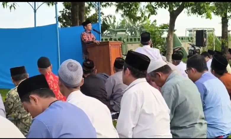 Khatib menyampaikan khutbah pada pelaksanaan Salat Idulfitri Muhammadiyah di Kendal, Jumat (20/3/2026), di hadapan jemaah yang memadati area salat terbuka.