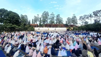Ribuan jemaah mengikuti Salat Idulfitri 1 Syawal 1447 H di Lapangan Futsal SMA Negeri 1 Sukorejo, Kendal, Jumat (20/3/2026).