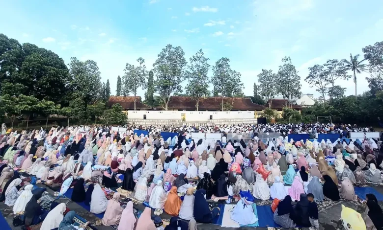 Ribuan jemaah mengikuti Salat Idulfitri 1 Syawal 1447 H di Lapangan Futsal SMA Negeri 1 Sukorejo, Kendal, Jumat (20/3/2026).