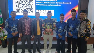 Dodok Sartono bersama pimpinan Muhammadiyah Kalimantan Timur dalam Pengajian Ramadan PWM Kaltim di Universitas Muhammadiyah Kalimantan Timur (UMKT) Samarinda.