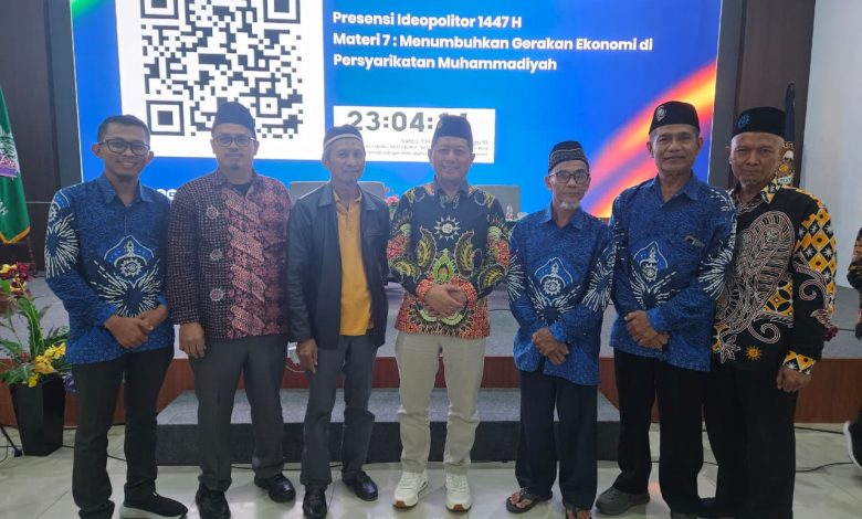 Dodok Sartono bersama pimpinan Muhammadiyah Kalimantan Timur dalam Pengajian Ramadan PWM Kaltim di Universitas Muhammadiyah Kalimantan Timur (UMKT) Samarinda.