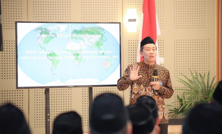 Prof Agus Purwanto menjelaskan konsep Kalender Hijriah Global Tunggal (KHGT) dalam Pengajian Ramadan PWM Jawa Tengah di Universitas Muhammadiyah Surakarta.