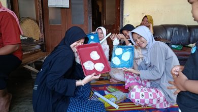 Siswa SMP Mutual Magelang mengikuti program Damaskus Ramadan dengan belajar membuat makanan bersama warga desa saat tinggal di rumah masyarakat.