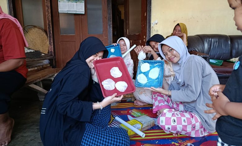 Siswa SMP Mutual Magelang mengikuti program Damaskus Ramadan dengan belajar membuat makanan bersama warga desa saat tinggal di rumah masyarakat.