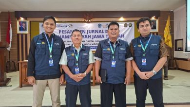 Peserta Pesantren Jurnalistik Muhammadiyah Jawa Tengah berfoto bersama di depan backdrop kegiatan di BPSDMD Semarang.