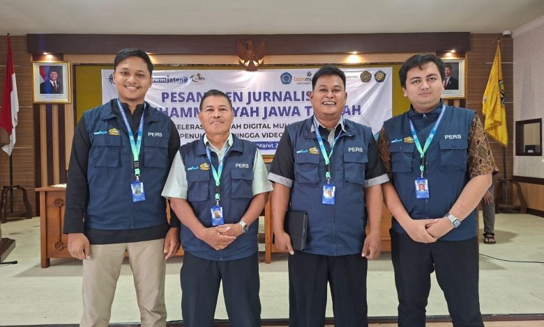 Peserta Pesantren Jurnalistik Muhammadiyah Jawa Tengah berfoto bersama di depan backdrop kegiatan di BPSDMD Semarang.