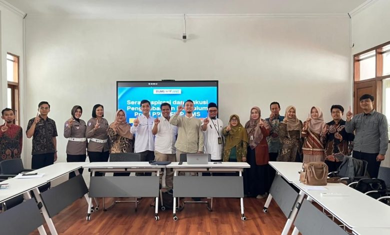 Forum serap aspirasi dan diskusi pengembangan kurikulum Prodi PPKn UMS bersama dosen, guru, kepolisian, dan praktisi pendidikan di Laboratorium PPG FKIP UMS, Surakarta.