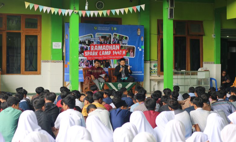 Kajian Ramadhan bertema Gen Z mencari jati diri dalam kegiatan Ramadhan Spark Camp 1447 H di MTs Muhammadiyah Pontren Imam Syuhodo diikuti para siswa.