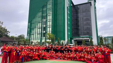 Kader Tapak Suci dari berbagai perguruan tinggi Muhammadiyah berfoto bersama saat kegiatan Ujian Kenaikan Tingkat (UKT) Tapak Suci wilayah Jawa Tengah di Universitas Muhammadiyah Semarang (Unimus).