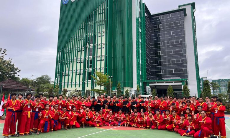 Kader Tapak Suci dari berbagai perguruan tinggi Muhammadiyah berfoto bersama saat kegiatan Ujian Kenaikan Tingkat (UKT) Tapak Suci wilayah Jawa Tengah di Universitas Muhammadiyah Semarang (Unimus).