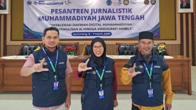 Tiga perwakilan PDA Aisyiyah Jepara berfoto di depan banner Pesantren Jurnalistik Muhammadiyah Jawa Tengah di Semarang, 6–7 Maret 2026.
