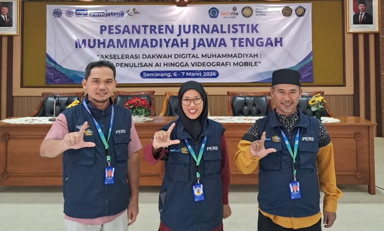 Tiga perwakilan PDA Aisyiyah Jepara berfoto di depan banner Pesantren Jurnalistik Muhammadiyah Jawa Tengah di Semarang, 6–7 Maret 2026.