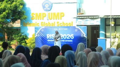Suasana pembukaan RISE 2026 di SMP UMP Islamic Global School dengan seorang pembicara di depan panggung dan para siswa mengikuti acara di halaman sekolah.