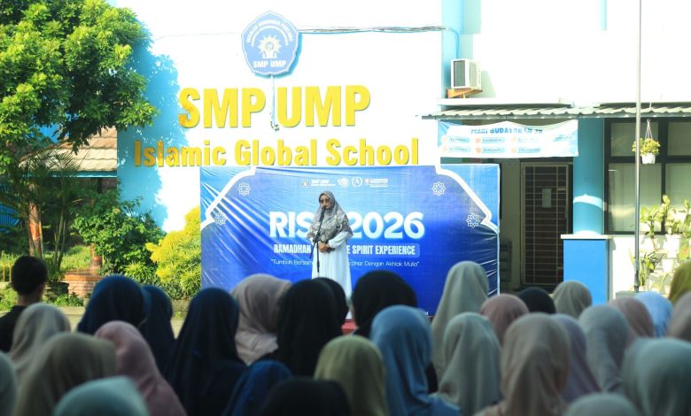 Suasana pembukaan RISE 2026 di SMP UMP Islamic Global School dengan seorang pembicara di depan panggung dan para siswa mengikuti acara di halaman sekolah.