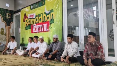 Sejumlah panitia dan peserta duduk bersama di dalam masjid saat pembukaan Festival Ramadhan 2026 yang digelar Pondok Shabran UMS bersama masyarakat.
