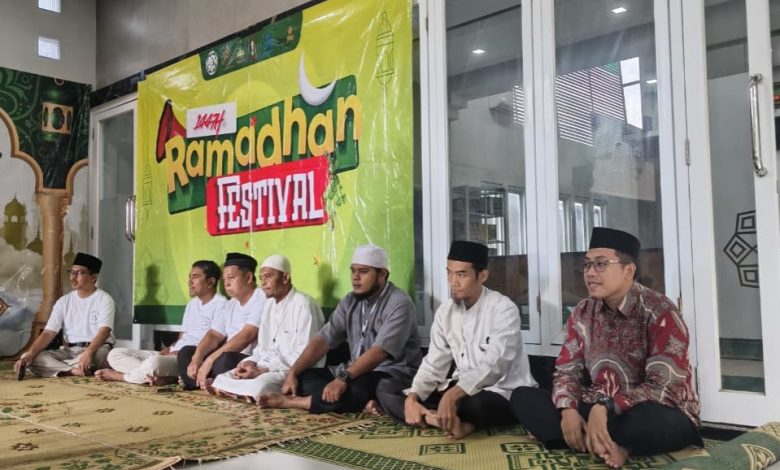 Sejumlah panitia dan peserta duduk bersama di dalam masjid saat pembukaan Festival Ramadhan 2026 yang digelar Pondok Shabran UMS bersama masyarakat.