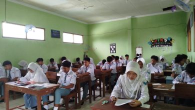 Siswa kelas X dan XI SMK Muhammadiyah 01 Keling mengikuti asesmen sumatif semester genap di ruang kelas, Jepara, Maret 2026.