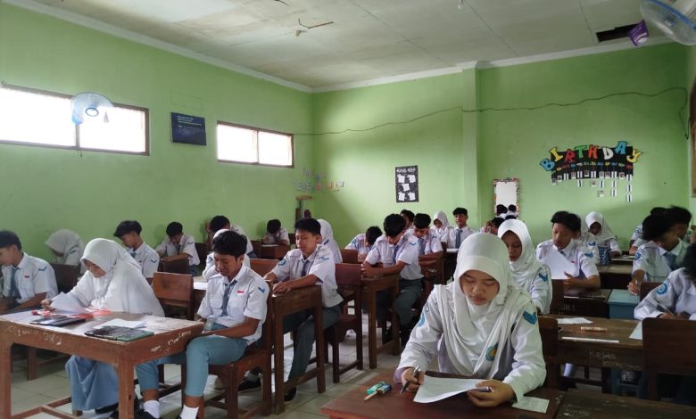 Siswa kelas X dan XI SMK Muhammadiyah 01 Keling mengikuti asesmen sumatif semester genap di ruang kelas, Jepara, Maret 2026.