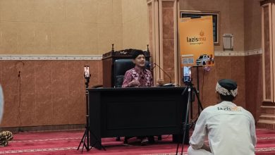 Pemateri menyampaikan kajian Safari Ramadhan Lazismu Banjarnegara di Masjid Baiturrohman Wanayasa tentang pentingnya zakat, infak, dan sedekah.