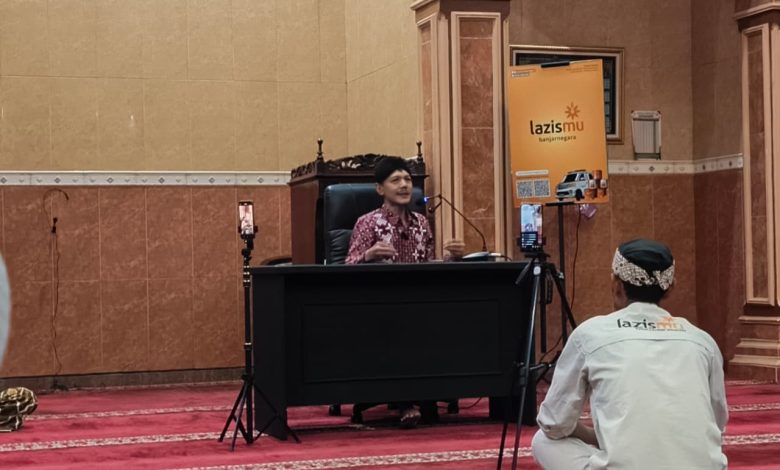 Pemateri menyampaikan kajian Safari Ramadhan Lazismu Banjarnegara di Masjid Baiturrohman Wanayasa tentang pentingnya zakat, infak, dan sedekah.