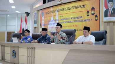 Rektor UMS Prof Harun Joko Prayitno menghadiri pengajian Ramadan dan silaturahmi bersama tokoh masyarakat sekitar kampus di Gedung Siti Walidah Universitas Muhammadiyah Surakarta