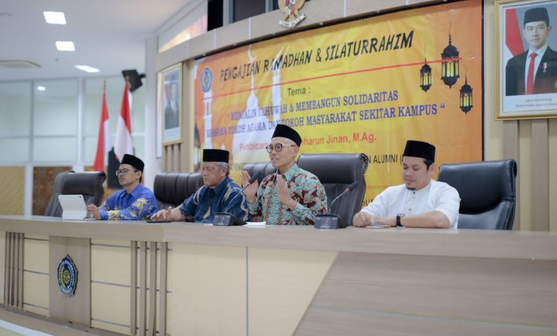 Rektor UMS Prof Harun Joko Prayitno menghadiri pengajian Ramadan dan silaturahmi bersama tokoh masyarakat sekitar kampus di Gedung Siti Walidah Universitas Muhammadiyah Surakarta