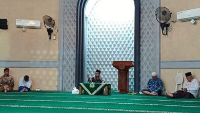 Ustadz Yazid menyampaikan kultum jelang berbuka puasa bersama di Masjid At-Taqwa Jepara pada Ramadan 1447 H.