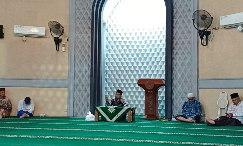 Ustadz Yazid menyampaikan kultum jelang berbuka puasa bersama di Masjid At-Taqwa Jepara pada Ramadan 1447 H.