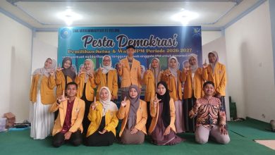 Pengurus LPCR PD IPM Jepara berfoto bersama usai pelantikan di SMK Muhammadiyah Keling Jepara pada kegiatan penguatan sinergi cabang dan ranting IPM