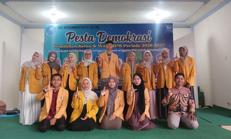 Pengurus LPCR PD IPM Jepara berfoto bersama usai pelantikan di SMK Muhammadiyah Keling Jepara pada kegiatan penguatan sinergi cabang dan ranting IPM