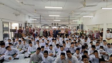 Siswa dan guru Sekolah Agama Menengah Tengku Ampuan Jamaah Selangor Malaysia berfoto bersama tim Universitas Muhammadiyah Surakarta dalam kegiatan program pencegahan bullying.