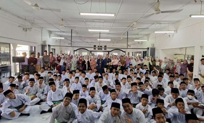 Siswa dan guru Sekolah Agama Menengah Tengku Ampuan Jamaah Selangor Malaysia berfoto bersama tim Universitas Muhammadiyah Surakarta dalam kegiatan program pencegahan bullying.