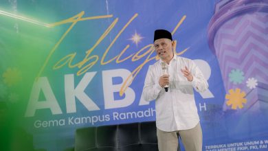 Kusnadi Ikhwani menyampaikan materi tentang peran masjid dalam membangun masyarakat pada Tablig Akbar Gema Kampus Ramadan di Masjid Sudalmiyah Rais UMS
