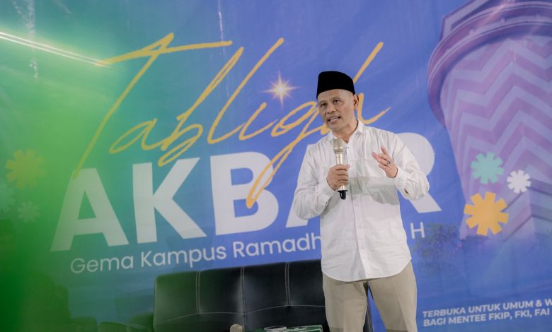 Kusnadi Ikhwani menyampaikan materi tentang peran masjid dalam membangun masyarakat pada Tablig Akbar Gema Kampus Ramadan di Masjid Sudalmiyah Rais UMS