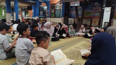 Siswa SD Muhammadiyah 1 Solo mengikuti kegiatan One Day Ramadan Berkemajuan dengan tadarus Al-Qur’an bersama di lingkungan sekolah.