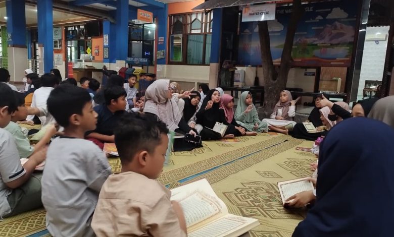 Siswa SD Muhammadiyah 1 Solo mengikuti kegiatan One Day Ramadan Berkemajuan dengan tadarus Al-Qur’an bersama di lingkungan sekolah.