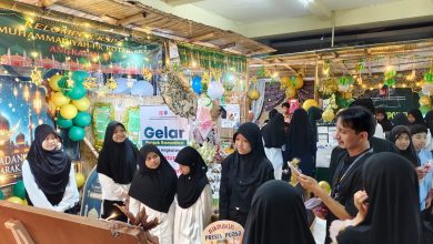 Murid kelas VI SD Muhammadiyah PK Kottabarat Solo mempresentasikan karya pada stan Gelar Projek Ramadan berbahan bambu di hall sekolah.
