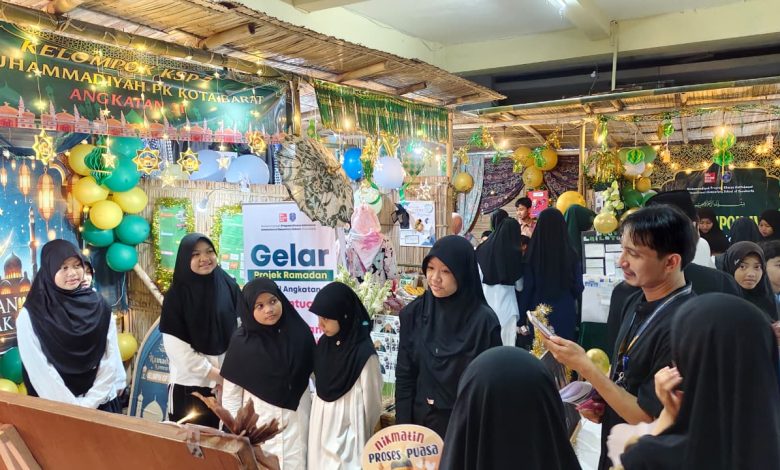 Murid kelas VI SD Muhammadiyah PK Kottabarat Solo mempresentasikan karya pada stan Gelar Projek Ramadan berbahan bambu di hall sekolah.