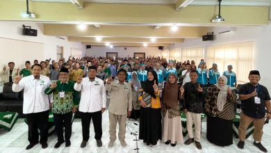 Peserta dan pemateri Bimtek SatuMu berfoto bersama di Gedung Dakwah PDM Cilacap bersama 162 agen dan verifikator cabang serta ranting Muhammadiyah.
