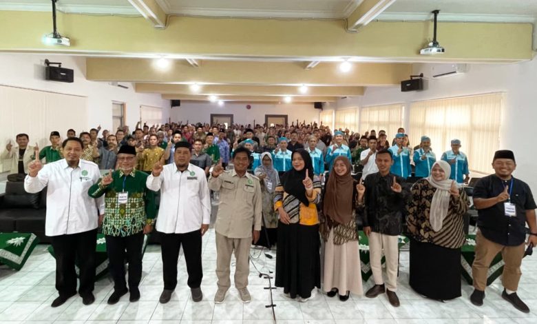 Peserta dan pemateri Bimtek SatuMu berfoto bersama di Gedung Dakwah PDM Cilacap bersama 162 agen dan verifikator cabang serta ranting Muhammadiyah.