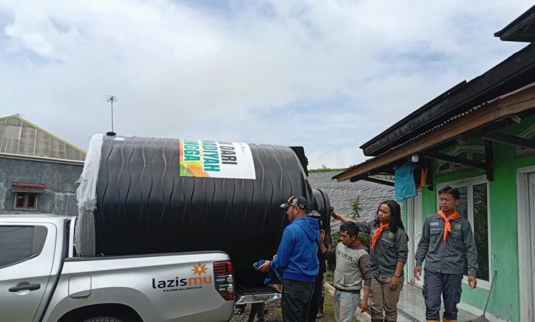 Relawan Lazismu dan MDMC Muhammadiyah Purbalingga menurunkan tangki air bantuan untuk warga Dusun Gunung Malang, Desa Serang, Karangreja, pasca banjir.
