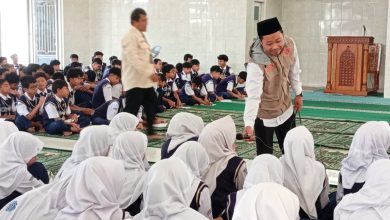 Pemateri dari PCPM Kandangan berinteraksi dengan siswa SMP Muhammadiyah 5 Kandangan dalam kegiatan literasi digital pada Pesantren Ramadhan 1447 H.